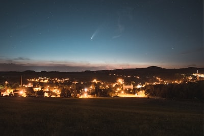 城市灯光在夜间打开